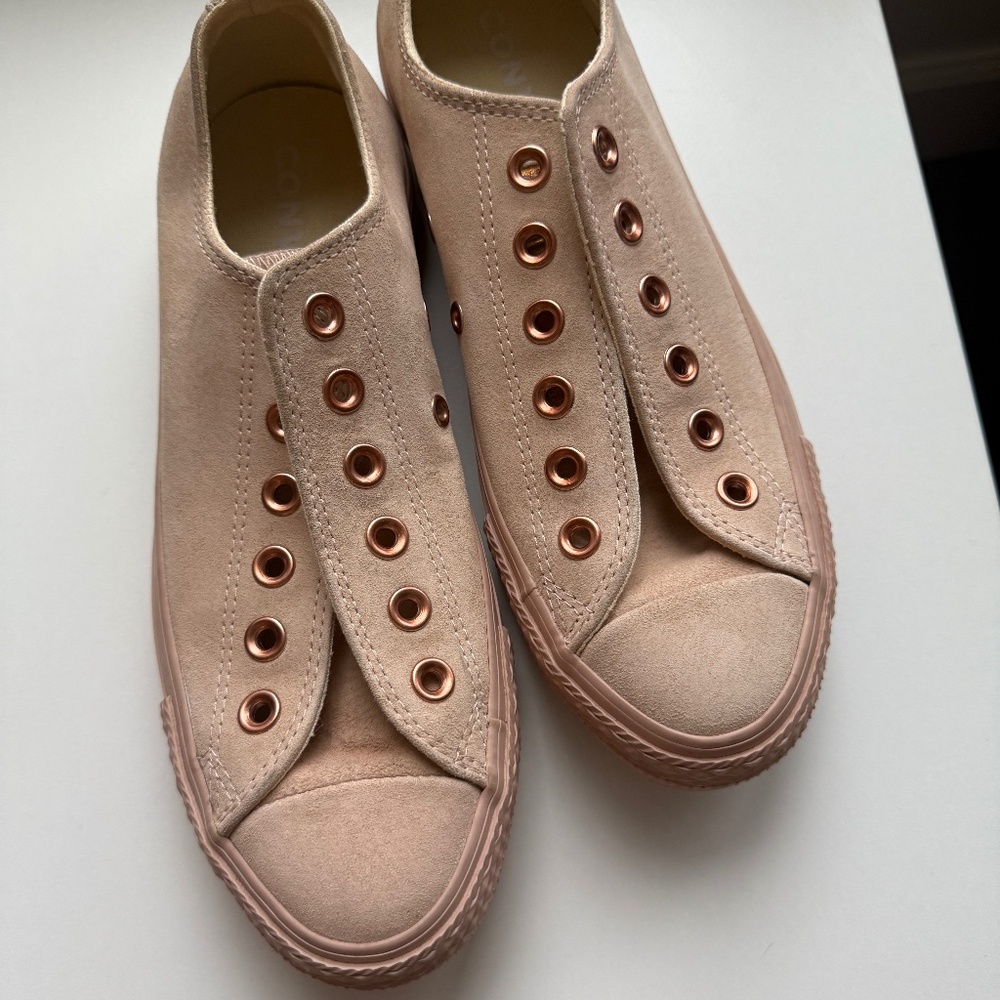 Excellent condition Suede blush Converse, size 7